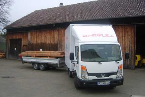 erste Lagerhalle und Transporter